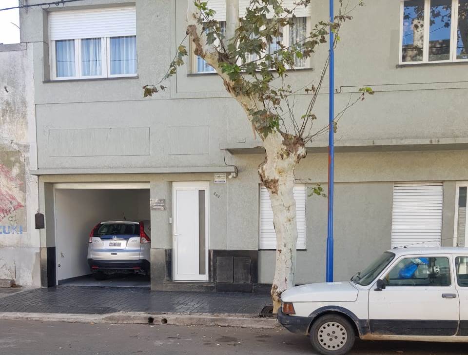 El ilícito se habría producido alrededor de las 12.30 horas de este lunes 6 de mayo, cuando cuatro sujetos redujeron a un obrero pintor que estaba trabajando en la casa ubicada en Kennedy entre Mitre y Presidente Perón (pleno centro).